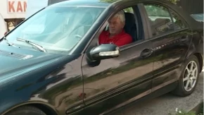 Nezapamćen prizor na groblju u komšiluku: Ljubiša dizalicom diže "Mercedesa" na betonske stubove iznad bratove i svoje grobnice!