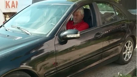 Nezapamćen prizor na groblju u komšiluku: Ljubiša dizalicom diže "Mercedesa" na betonske stubove iznad bratove i svoje grobnice!