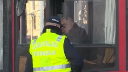 Gradski autobus izgubio kontrolu, udario u taksije i zakucao se u izlog radnje