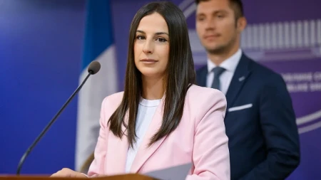 „Sistem bori protiv onih koji pokušavaju uraditi nešto dobro“: Vukomanović o reakciji Ministarstva na uniforme u školama