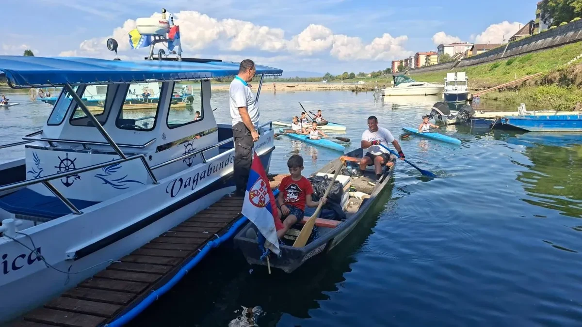 Dragoslav Šinik danas drvenim čamcem veslajući stigao iz Beograda: U Gradišci ga lično dočekao Milorad Dodik