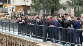 Premijeri Srpske i Srbije obišli radove u Višegradu: Rekonstrukcija pješačkog mosta na Rzavu u punom zamahu