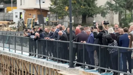 Premijeri Srpske i Srbije obišli radove u Višegradu: Rekonstrukcija pješačkog mosta na Rzavu u punom zamahu