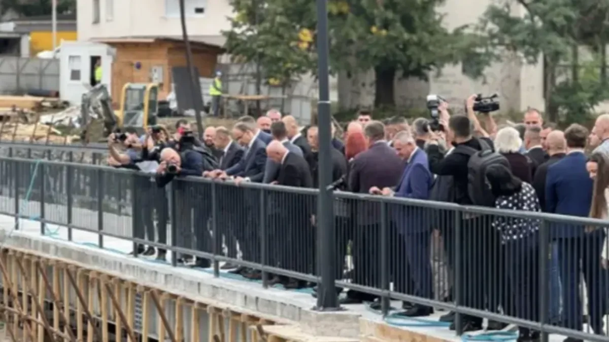 Premijeri Srpske i Srbije obišli radove u Višegradu: Rekonstrukcija pješačkog mosta na Rzavu u punom zamahu