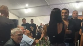 Žena Darka Lazića zapjevala pod šatorom, pjevač se krstio: „Nije pjevačica, ali je zgazila pola estrade“ 