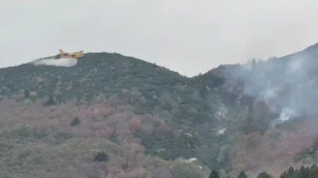 Drama na Čvrsnici se nastavlja: Vatra bukti na nepristupačnom terenu, jak vjetar širi požar i hitno se traže zračne snage