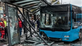 Užas u Živinicama: Autobus se zakucao u autobusku stanicu, troje ljudi povrijeđeno