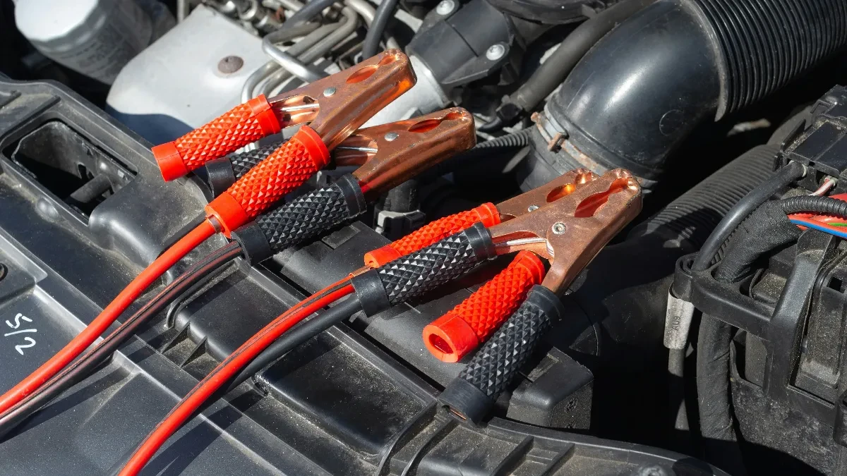 Kako upaliti auto kada je akumulator prazan: Stari trik za one koji voze automatik