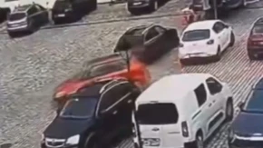 Nevjerovatan snimak iz Poljske: Pokušala da izađe sa parkinga, pa slupala šest automobila (VIDEO)