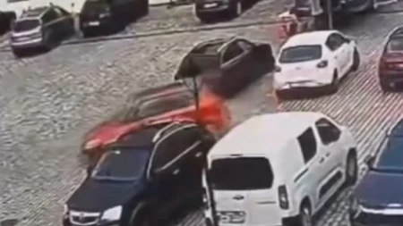 Nevjerovatan snimak iz Poljske: Pokušala da izađe sa parkinga, pa slupala šest automobila (VIDEO)