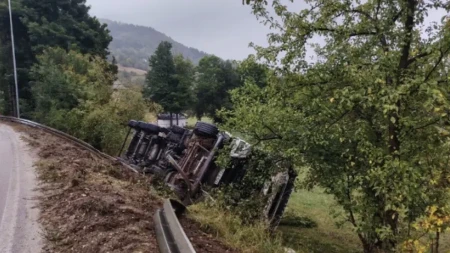 PU Istočno Sarajevo: Prevrnuo se teretnjak na putu Sarajevo–Romanija