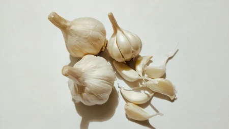 Svi griješe kada bijeli luk drže u frižideru: Ovaj način čuvanja produžava mu svježinu mjesecima