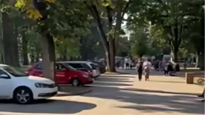 Šetalište pretvoreno u parking: Automobili zauzeli prostor za pješake u Parku Mladen Stojanović