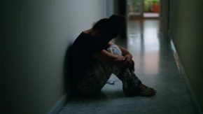 Probudila ga za doručak, a on je nasrnuo na nju: Ljubinjanin optužen za nasilje nad suprugom