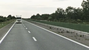 Vozio 210 na sat pa se zakucao u kamion: Teško povrijeđen državljanin BiH i njegov saputnik