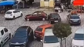 Žena (78) napravila haos na parkingu: Pokušala da se isparkira, pa oštetila šest automobila
