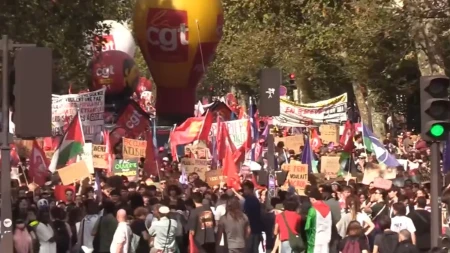 U Parizu se okupile protestne povorke vatrogasaca i državnih službenika