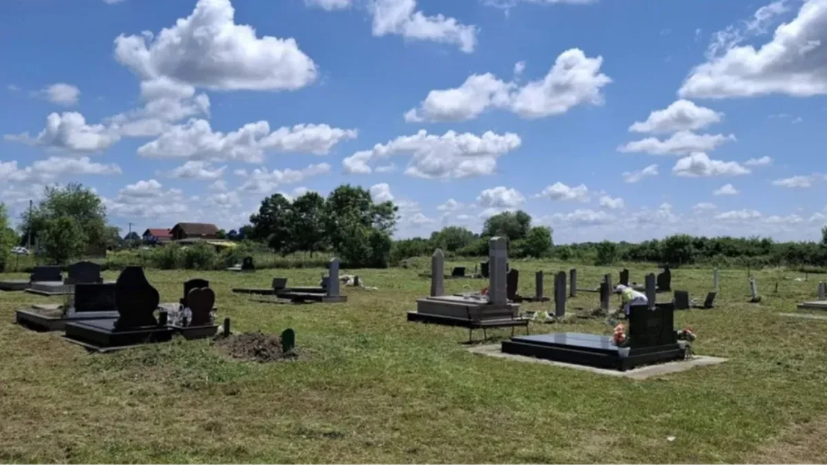"Timski rad za sva vremena": Hit spomenik u Srbiji na kojem pokojnici poziraju uz scenu sa svinjokolja