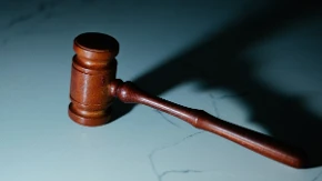 Ministar odbrane podnio ostavku zbog skandala u vezi sa ugovorom vrijednim 70 miliona evra