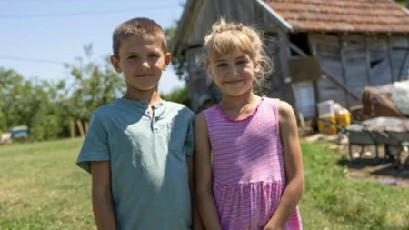 Potresna priča iz Dervente: Nikola (9) sakuplja gljive i nadniči kako bi pomogao braći i sestrama