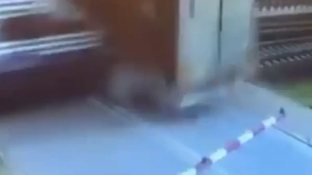 Voz udario u kamion iz BiH na pružnom prelazu: Kamera snimila trenutak nesreće (VIDEO)