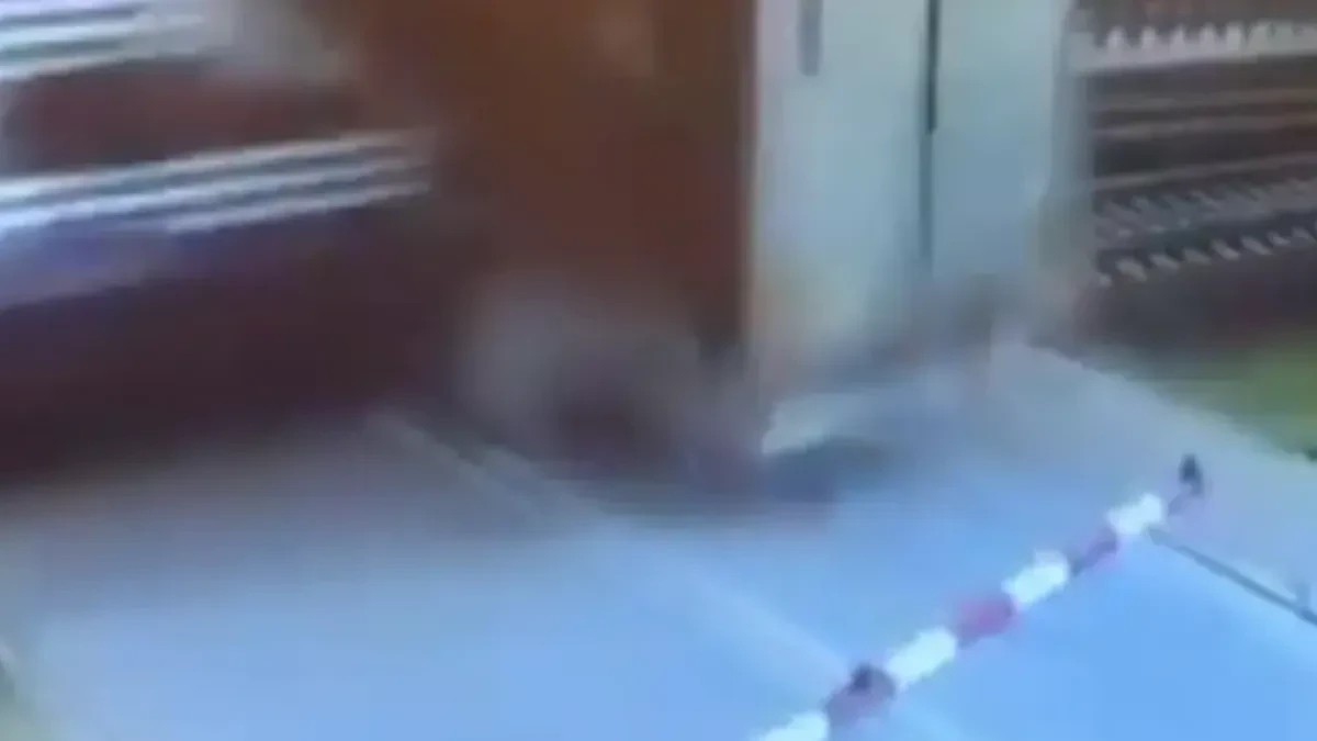 Voz udario u kamion iz BiH na pružnom prelazu: Kamera snimila trenutak nesreće (VIDEO)