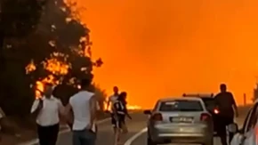 Obustavljen saobraćaj na putu Bileća – Gacko, požar prijeti objektima