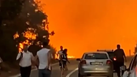 Obustavljen saobraćaj na putu Bileća – Gacko, požar prijeti objektima