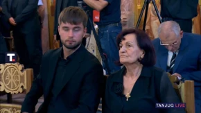 Rijeke ljudi na Vidikovcu: Porodica generala Mladića prima saučešće, opelo služi patrijarh Porfirije