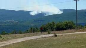 Helikopter OS BiH se pokvario iznad Drvara, požar na oko 800 metara od kuća