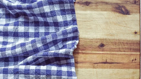 Jednostavan trik za izbjeljivanje kuhinjskih krpa bez iskuvavanja: Potrebna su samo četiri sastojka