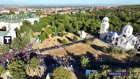 Hiljade građana u koloni ispred crkve Svetog Luke: Odaju počast generalu Mladića