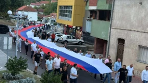 Razvijena trobojka duga 75 metara: Ujedinjena Srpska iz Srebrenice poručila da jedina ima plan za opstanak malih opština (FOTO)