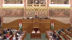 Poslanici izglasali smanjenje plate premijeru