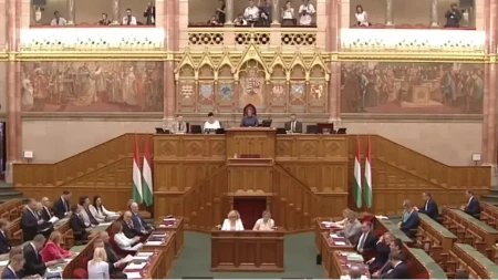 Poslanici izglasali smanjenje plate premijeru