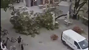 Počelo je: Jako nevrijeme pogodilo Sloveniju, srušeni krovovi, oborena drveća! (VIDEO)