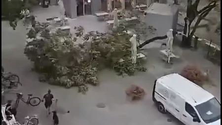 Počelo je: Jako nevrijeme pogodilo Sloveniju, srušeni krovovi, oborena drveća! (VIDEO)