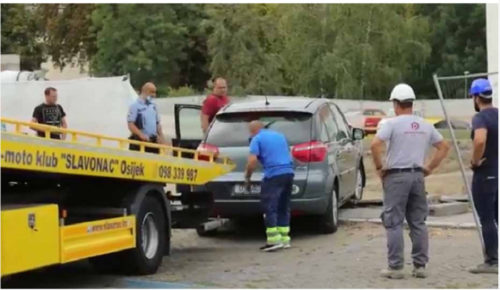 NESVAKIDAŠNJA SAOBRAĆAJKA: Žena autom probila zaštitnu ogradu i upala u rupu na gradilištu