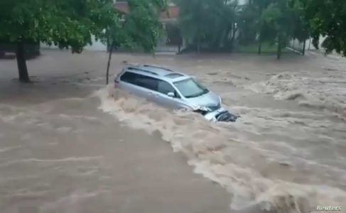 POPLAVA NOSI AUTOMOBILE nakon obilne kiše u Meksiku (VIDEO)