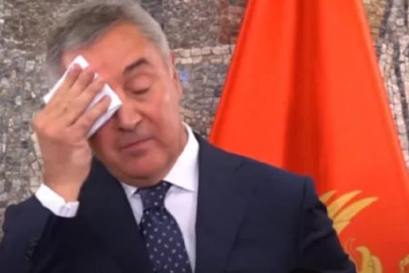 Parlamentarna većina potpisala inicijativu za razrješenje Đukanovića