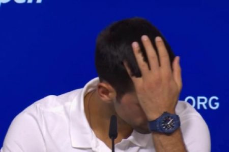 POMENUO PORODICU, TOTALNO SE SLOMIO! Novak morao da prekine konferenciju, suze su same tekle!