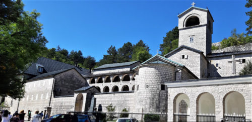 OKO CETINJSKOG MANASTIRA POLICIJA, danas glasanje o inicijativi o vraćanju manastira takozvanoj Crnogorskoj pravoslavnoj crkvi