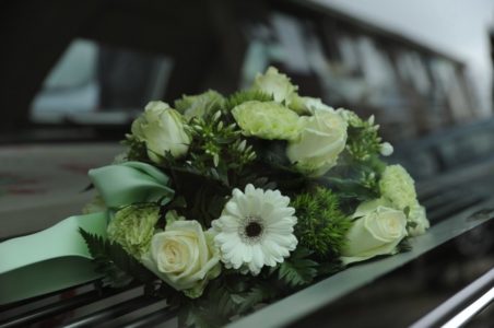 OD STRIPTIZETA DO „NEBESKOG UKOPA“ Neobični običaji na sahranama
