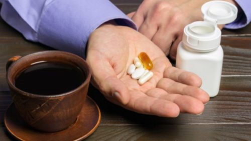AKO OVO RADITE, KAO DA NE UZIMATE TERAPIJU: 6 lijekova, koji gube efekat ako pijete kafu