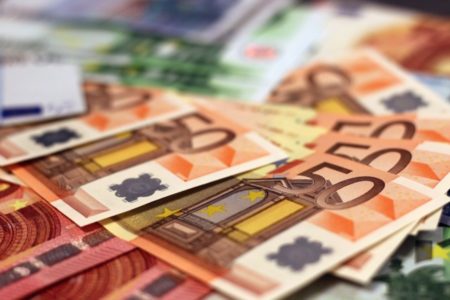 POLICIJA UPOZORAVA GRAĐANE DA BUDU OPREZNI Užurbano se kupuje evro, pazite da vam ne podvale falsifikovane novčanice