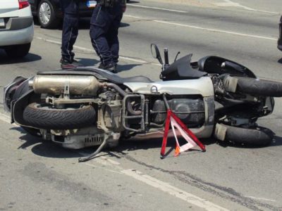 STRAŠAN SUDAR MOTORA I AUTOMOBILA: Motociklista povrijeđen