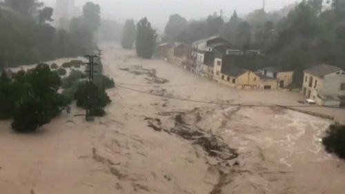 HAOS U VIJETNAMU: Hiljade ljudi evakuisano zbog poplava!