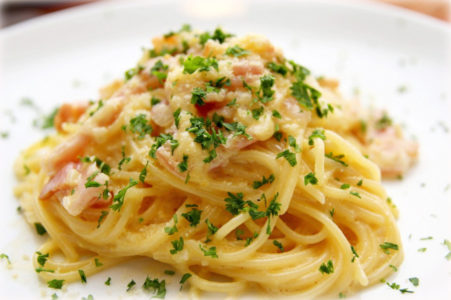 ITALIJANSKI SPECIJALITET U SRPSKOJ KUHINJI: Špagete sa bijelim lukom i parmezan, jeftin, a preukusan ručak