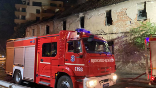 VODA OPKOLILA KUĆU U JANJI Vatrogasci traktorom evakuisali trudnicu i još 3 osobe
