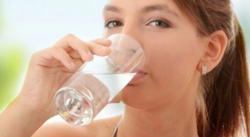 RIZIKUJETE PROLIV I TROVANJE: Ako ovako pijete vodu, to je kao da ste liznuli WC šolju!